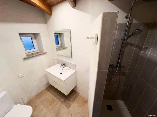 Koupelna v ubytování Authentique Casellu en pierre à Porticcio avec vue sur la mer