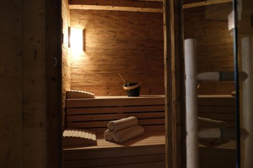 a bathroom with wooden walls and shelves with towels at Hunderesort Waldeck - 4 Sterne Urlaub mit Hund in Philippsreut
