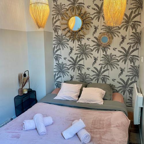 une chambre avec un lit avec deux serviettes dessus dans l'établissement Charmant T1 cosy au coeur du centre historique, à Montauban