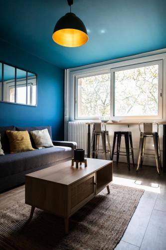 un salon avec un canapé et une table basse dans l'établissement Beau T2 avec vue en centre TOULOUSE COMPANS, à Toulouse