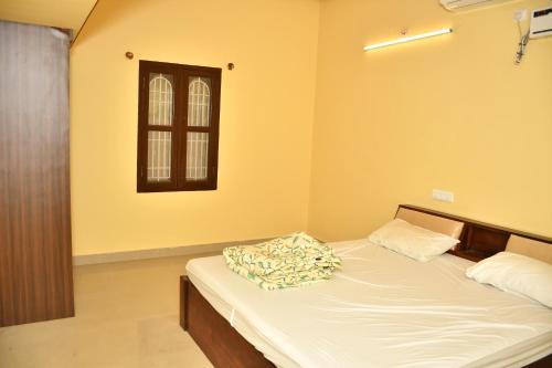 Ένα ή περισσότερα κρεβάτια σε δωμάτιο στο MITHRAs MOUNT VIEW BY ARUDRA NIVAS