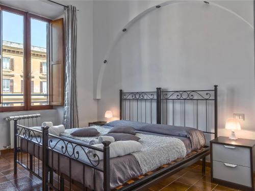 ローマにあるManzoni Holiday Apartmentのベッドルーム1室(大きなベッド1台、大きな窓付)