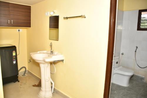 Ένα μπάνιο στο MITHRAs MOUNT VIEW BY ARUDRA NIVAS