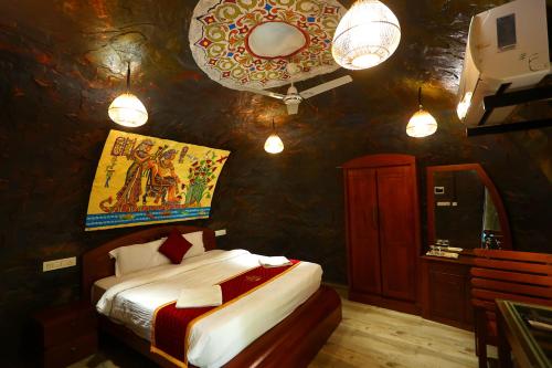 Ένα ή περισσότερα κρεβάτια σε δωμάτιο στο Wayanad Cave N Pillar Resort