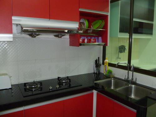 Η κουζίνα ή μικρή κουζίνα στο Indah Alam Condo