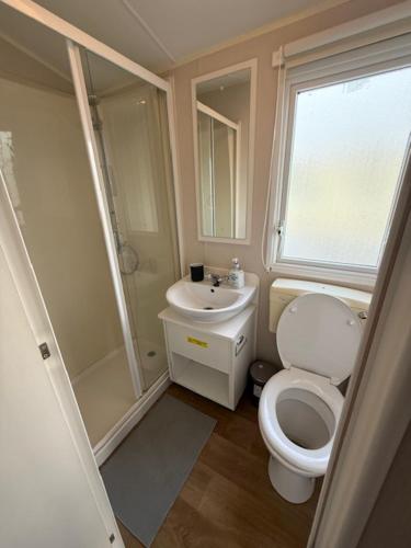 Koupelna v ubytování 6 Beds 2 Sofa bed Family friendly - unlimited Wi-Fi, Warm, Cozy Sun decking Caravan at Seawick Holiday Park