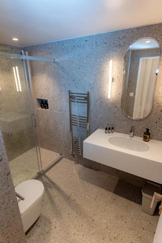 une salle de bain avec un lavabo, des toilettes et un miroir dans l'établissement An Attractive Flat near Jardin du Luxembourg, à Paris