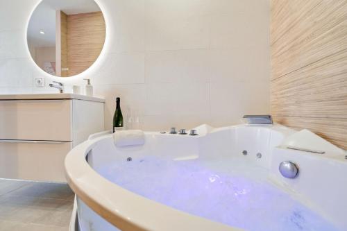 Nice Renting - Love Room Massena - Luxe Room - Jacuzzi - Terrace - King Bed - AC photo 3
