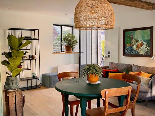 un salon avec une table et un canapé dans l'établissement Tashi Kampa, The House of Happiness in Tibetan, à Montigny-sur-Loing