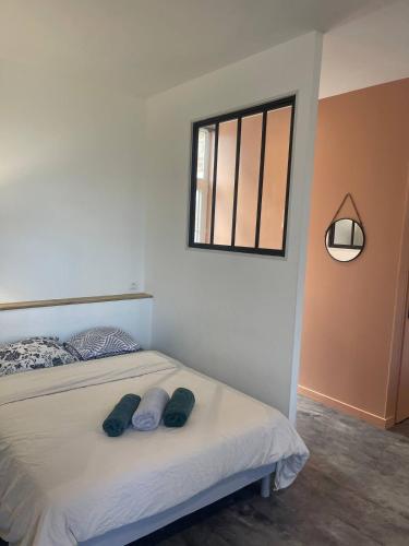 - une chambre avec un lit avec deux oreillers et une fenêtre dans l'établissement Logement entier appartement Bourges PARKING GRATUIT, à Bourges