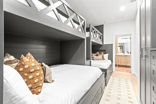 - 2 lits dans une petite chambre avec 2 lits dans l'établissement KBM Resorts Lift Lodge Walk to Ski Lift Elevator Access On Main St Hot Tub Restaurants Parking views LLC-103, à Park City