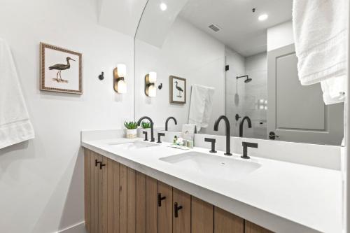 une salle de bain avec deux lavabos et un miroir dans l'établissement KBM Resorts Lift Lodge Walk to Ski Lift Elevator Access On Main St Hot Tub Restaurants Parking views LLC-103, à Park City