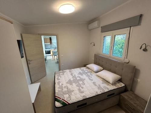 ein kleines Schlafzimmer mit einem Bett und einem Fenster in der Unterkunft Κτημα Εριφυλλη in Khóra
