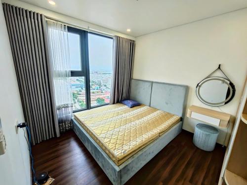 Postel nebo postele na pokoji v ubytování Ấm cúng, hiện đại, tiện nghi 4!