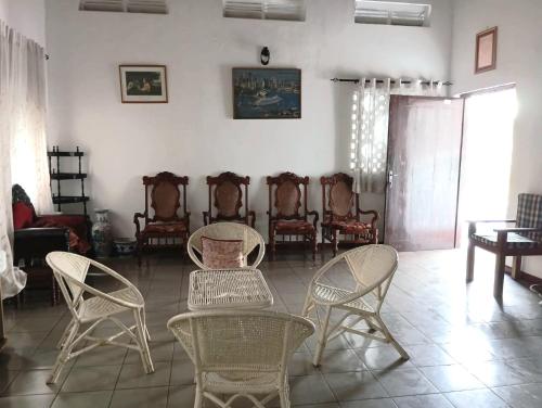 a room with chairs and a table and a table and chairs at White House in Dehiwala