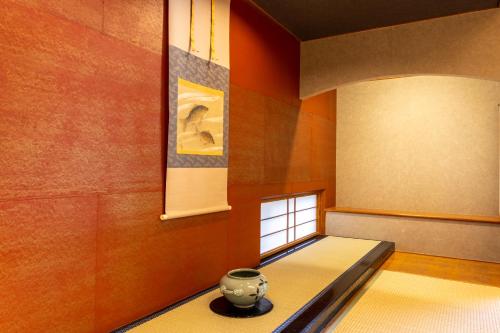 a room with a vase sitting on a table at Hakone Yumoto Onsen Hotel Kajikaso in Hakone