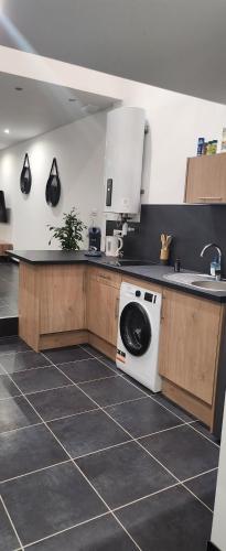 a kitchen with a washing machine and a sink at Studio mezzanine centre-ville in Elbeuf