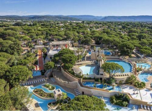 - une vue aérienne sur un parc aquatique avec 2 piscines dans l'établissement Mobilhome Gamme résidentielle, au Muy