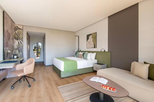 Postel nebo postele na pokoji v ubytování Royal L'azure Resort