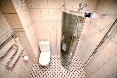 A bathroom at ReeDe Villa