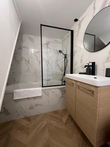 une salle de bain avec une douche, un lavabo et une baignoire dans l'établissement Appartement vue sur la Basilique - Boulogne-sur-mer, à Boulogne-sur-Mer