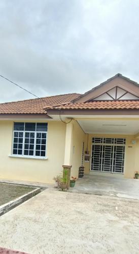 a house with a driveway in front of it at nearby umt unisza hosza litar gong badak airport chelong homestay kuala terengganu in Kampong Bukit Berangan