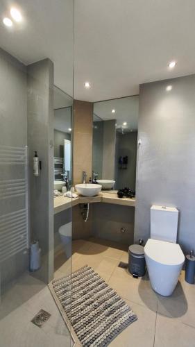 Koupelna v ubytování Mitropoleos Luxury Suites