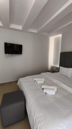 Postel nebo postele na pokoji v ubytování Mitropoleos Luxury Suites