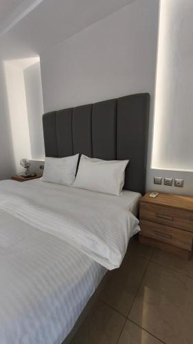 Postel nebo postele na pokoji v ubytování Mitropoleos Luxury Suites