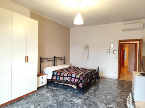 Postel nebo postele na pokoji v ubytování Sguardo sulle colline del Chianti Scandicci Firenze