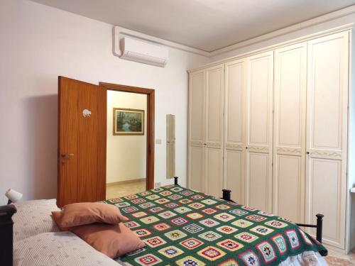 Postel nebo postele na pokoji v ubytování Sguardo sulle colline del Chianti Scandicci Firenze