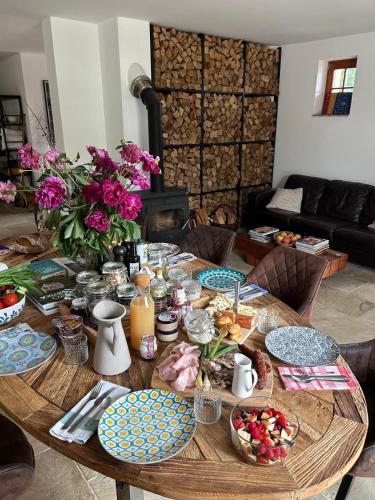 a wooden table with plates of food on it at Vila Zvonica - 3 minúty od Starý Smokovec in Nová Lesná