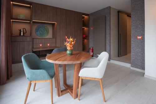 a dining room with a table and two chairs at B&B Carpe Diem in Westerlo