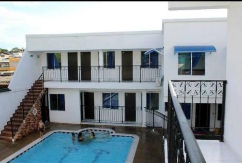 Bazén v ubytování Hotel Los Delfines Melgar nebo v jeho okolí