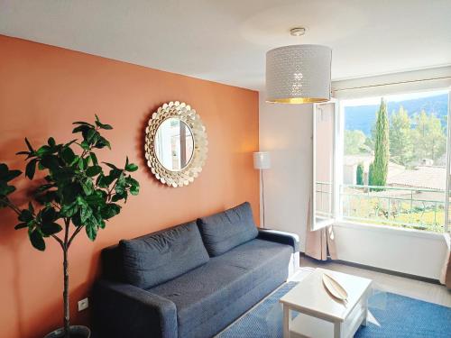 Khu vực ghế ngồi tại Le Lavandin - T3 Piscine & Climatisation