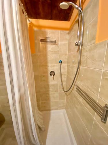 a shower with a hose in a bathroom at B&B il Parco stanza Garibaldi in Oriolo Romano