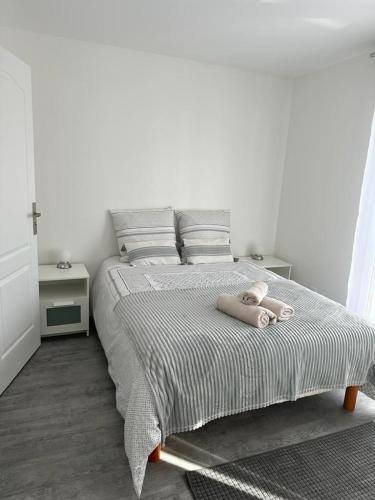 une chambre avec un lit avec un ours en peluche dessus dans l'établissement Appartement 4 personnes, à Vitry-sur-Seine