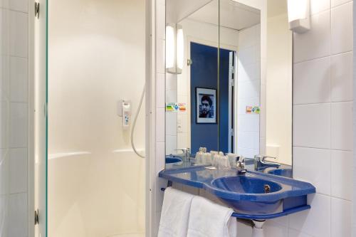 Ein Badezimmer in der Unterkunft ibis budget La Roche Sur Yon Vendespace