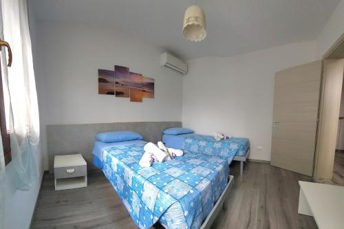 a small room with two beds and a couch at In Fondo Al Mar in Ca Tiepolo