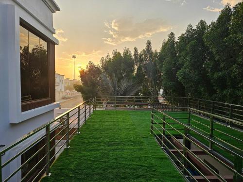 Κήπος έξω από το Anushthan Villa a private serviced villa for events and staycation with luxury views of garden and fountain pool in UAE