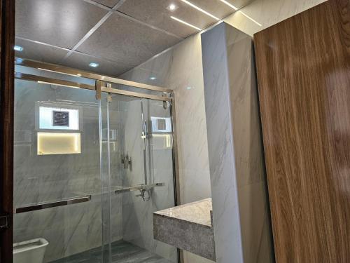 Ένα μπάνιο στο Anushthan Villa a private serviced villa for events and staycation with luxury views of garden and fountain pool in UAE