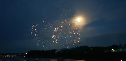 a bunch of fireworks in the sky at night at Pors Melenn in Douarnenez