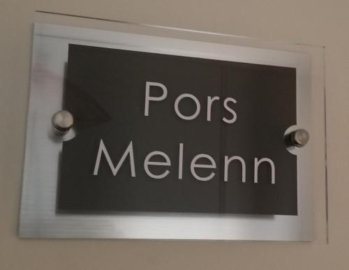 a black sign with the words pots melen on a door at Pors Melenn in Douarnenez