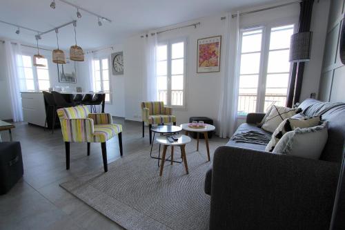 un salon avec un canapé, des chaises et une table dans l'établissement NOVA4- Cozy Apartment 8 ppl- Near Disneyland Paris, à Serris