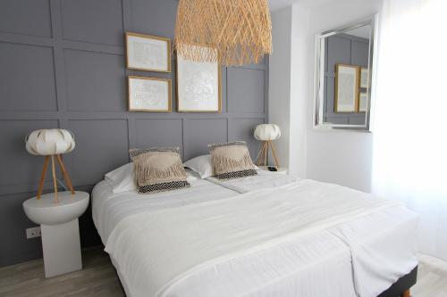 une chambre avec un grand lit blanc avec deux oreillers dans l'établissement NOVA4- Cozy Apartment 8 ppl- Near Disneyland Paris, à Serris