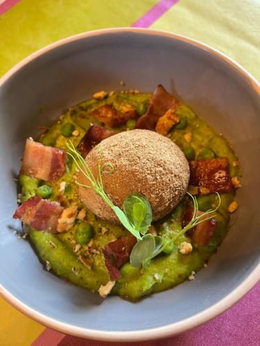 a bowl of food with ham and peas at chambre d'hôtes Le Domaine de la Vallée in Saint-Martin-de-Varreville