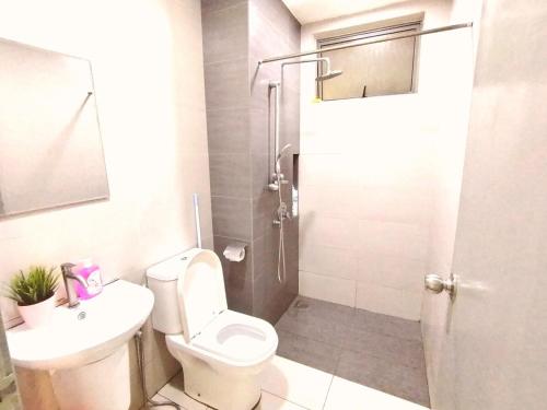 une salle de bain avec toilettes, lavabo et douche dans l'établissement A-21-11 Hidden Gem CybersquareWi-FiNetflixFreeParking, à Cyberjaya