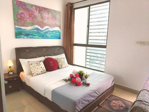 une chambre avec un lit avec des fleurs dessus dans l'établissement A-21-11 Hidden Gem CybersquareWi-FiNetflixFreeParking, à Cyberjaya