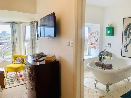 Televisyen dan/atau pusat hiburan di Rooms At Greystoke