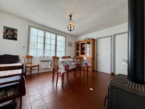 une salle à manger avec une table et des chaises dans l'établissement Mais 4 pièces Oléron 6 couchages SAINT DENIS D'OLERON SDO000-162, à Saint-Denis-dʼOléron